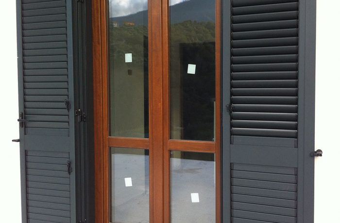 Infisso in legno con persiana in alluminio