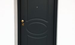 Porta blindata con rivestimento esterno in alluminio